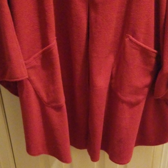 Cape, just in time for the holidays - Picture 3 of 4